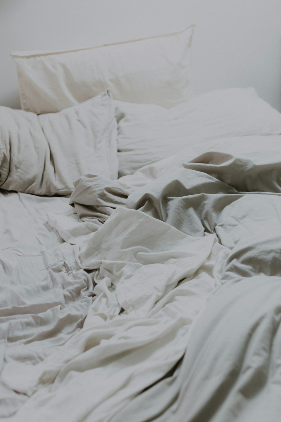 White comforter and pillows